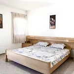 Проживание в семье Center Two Private Bedrooms Near Scanderbeg Square On Shared