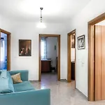 Проживание в семье Center Two Private Bedrooms Near Scanderbeg Square On Shared Тирана