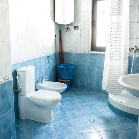 Center Two Private Bedrooms Near Scanderbeg Square On Shared בית אירוח טיראנה