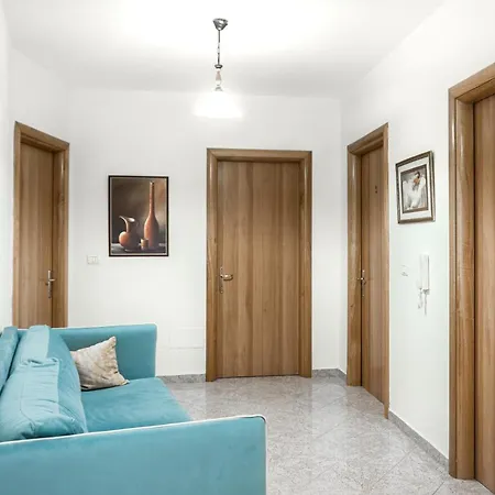 Center Two Private Bedrooms Near Scanderbeg Square On Shared בית אירוח *