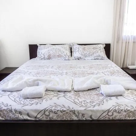 Center Two Private Bedrooms Near Scanderbeg Square On Shared בית אירוח *