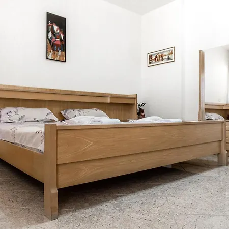 בית אירוח Center Two Private Bedrooms Near Scanderbeg Square On Shared טיראנה