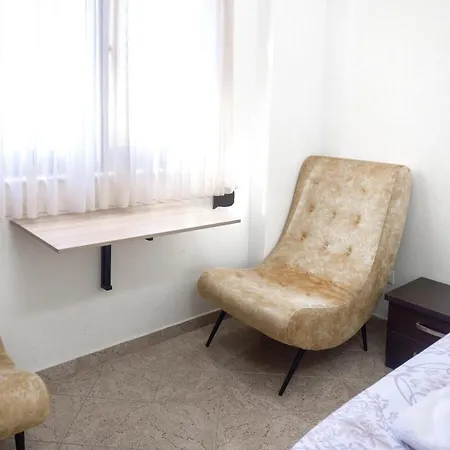 Center Two Private Bedrooms Near Scanderbeg Square On Shared בית אירוח טיראנה