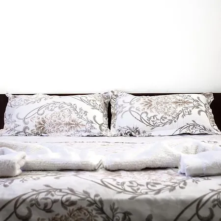 Center Two Private Bedrooms Near Scanderbeg Square On Shared בית אירוח טיראנה