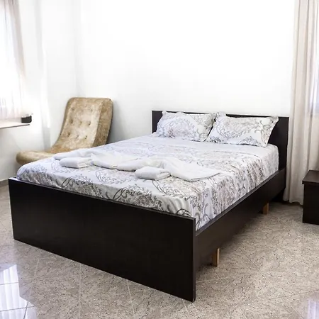 Homestay Center Two Private Bedrooms Near Scanderbeg Square On Shared Tirana