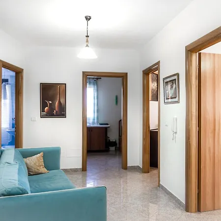 Homestay Center Two Private Bedrooms Near Scanderbeg Square On Shared Tirana