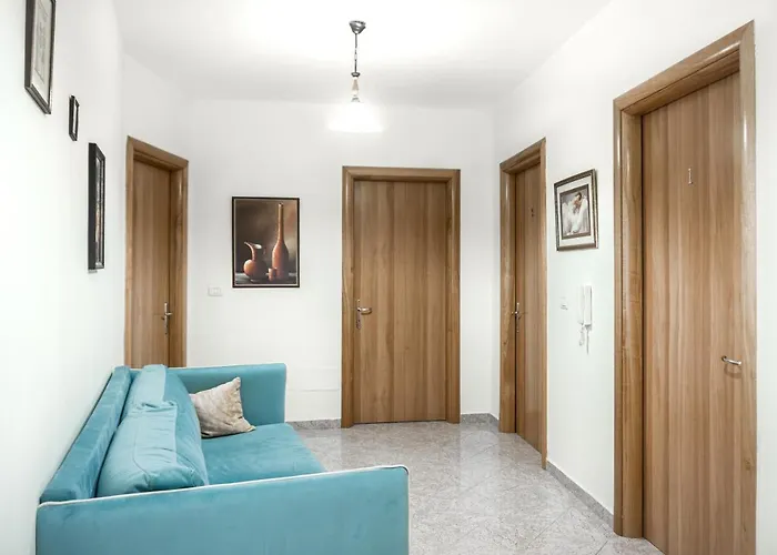Center Two Private Bedrooms Near Scanderbeg Square On Shared منزل للإقامة *